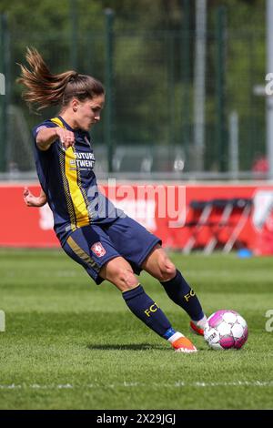 Utrecht, Netherlands. 21st Apr, 2024. Utrecht, Netherlands, April 21st 2024: Marisa Olislagers (5 Twente) scores during the Azerion Vrouwen Eredivisie football game between FC Utrecht and Twente at Sportcomplex Zoudenbalch in Utrecht, Netherlands. (Leiting Gao/SPP) Credit: SPP Sport Press Photo. /Alamy Live News Stock Photo