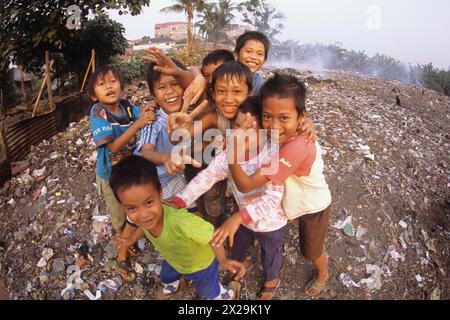 Kids playing in rubbish tip, Pejaten, Jakarta, Indonesia Stock Photo