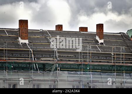 Energetische Waermedaemmung an einem aelteren Wohnhaus.Isolierung,Daemmplatten, Dachdaemmung,Dach an einem Altbau,aelteres Haus,Hausfassade,Aussenwand,Geruest,Aussenverkleidung,Daemmung.Sanierung,Vollwaermeschutz,Baustelle,Wohnbau,Wohnhaus,Eigentumswohnung, *** Energetic thermal insulation on an older residential building Insulation, insulation panels, roof insulation, roof on an old building, older house, house facade, exterior wall, scaffolding, exterior cladding, insulation renovation, full thermal insulation, construction site, residential building, residential building, condominium, Stock Photo