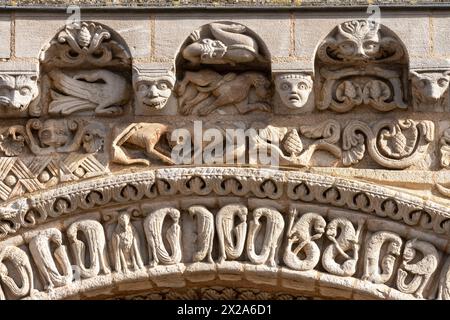 Poitiers, ehemalige Kollegiatskirche Notre-Dame-la-Grande, Westfassade, Fabelwesen und Ornamente Stock Photo