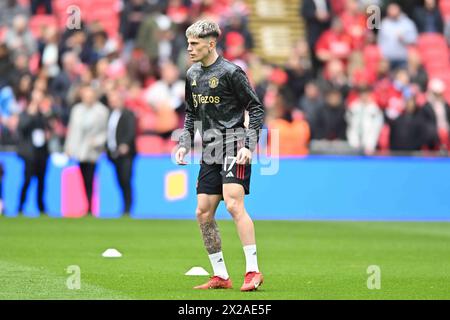 Alejandro Garnacho #17 of Manchester United warms-up before the match ...