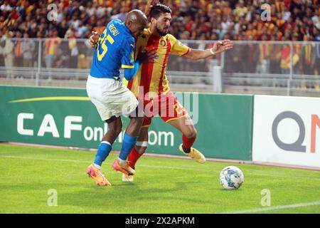 Rades, Tunis, Tunisia. 20th Apr, 2024. Amine Tougai (R) of EST in action againts Jonson Mudau during the 1/2 final match of CAF .EST vs Mamolodi Sundowns FC at the Rades stadium.Esperance Sportive de Tunis won a very important victory this evening against Mamelodi Sundowns in the semi-final first leg of the African Champions League.The only goal of this semi-final first leg was scored in the 41st minute by the Brazilian Yan Sasse, very well served by his compatriot Silva Rodrigo. (Credit Image: © Chokri Mahjoub/ZUMA Press Wire) EDITORIAL USAGE ONLY! Not for Commercial USAGE! Stock Photo