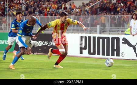 Rades, Tunis, Tunisia. 20th Apr, 2024. Amine Tougai (R) of EST in action againts Jonson Mudau during the 1/2 final match of CAF .EST vs Mamolodi Sundowns FC at the Rades stadium.Esperance Sportive de Tunis won a very important victory this evening against Mamelodi Sundowns in the semi-final first leg of the African Champions League.The only goal of this semi-final first leg was scored in the 41st minute by the Brazilian Yan Sasse, very well served by his compatriot Silva Rodrigo. (Credit Image: © Chokri Mahjoub/ZUMA Press Wire) EDITORIAL USAGE ONLY! Not for Commercial USAGE! Stock Photo