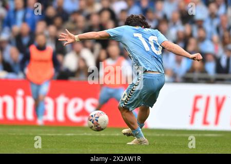 Wembley Stadium, London on Sunday 21st April 2024. Callum OHare (10 Coventry City) shoots and scores during the FA Cup Semi Final match between Coventry City and Manchester City at Wembley Stadium, London on Sunday 21st April 2024. (Photo: Kevin Hodgson | MI News) Credit: MI News & Sport /Alamy Live News Stock Photo
