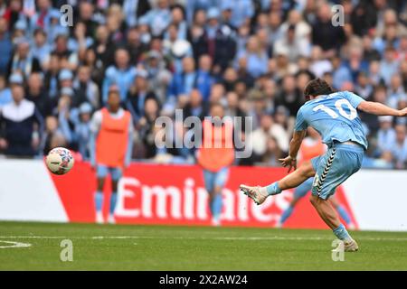 Wembley Stadium, London on Sunday 21st April 2024. Callum OHare (10 Coventry City) shoots and scores during the FA Cup Semi Final match between Coventry City and Manchester City at Wembley Stadium, London on Sunday 21st April 2024. (Photo: Kevin Hodgson | MI News) Credit: MI News & Sport /Alamy Live News Stock Photo
