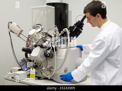 Focused-Ion-Beam FIB Nanofabrication Laboratory, Dual-Beam FIB, Helios NanoLabTM DualBeamTM, instrument combines high resolution imaging capabilities Stock Photo