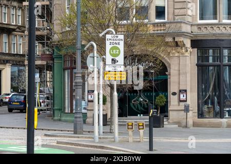 Dundee, Scotland, UK Sign for the Low Emission Zone - LEZ air quality improvement scheme, that is enforced from 30th May 2024. Stock Photo