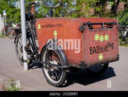 Berlin, Germany. 21st Apr, 2024. 21.04.2024, Berlin. A Babboe cargo bike is parked at Suedkreuz and connected to a pole. Credit: Wolfram Steinberg/dpa Credit: Wolfram Steinberg/dpa/Alamy Live News Stock Photo