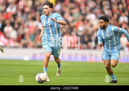 Wembley Stadium, London on Sunday 21st April 2024. Callum OHare (10 Coventry City) goes forward during the FA Cup Semi Final match between Coventry City and Manchester City at Wembley Stadium, London on Sunday 21st April 2024. (Photo: Kevin Hodgson | MI News) Credit: MI News & Sport /Alamy Live News Stock Photo