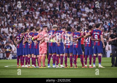 Madrid, Spain. 21st Apr, 2024. Barcelona respect a minute's silence for former La Liga director of competitions Luis Gil, whose death was confirmed earlier today before the La Liga football match between Real Madrid v Barcelona at the Santiago Bernabéu Stadium in Madrid Spain (Foto: Sports Press Photo/Sports Press Photo/C - ONE HOUR DEADLINE - ONLY ACTIVATE FTP IF IMAGES LESS THAN ONE HOUR OLD - Alamy) Credit: SPP Sport Press Photo. /Alamy Live News Stock Photo