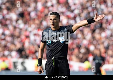 Cordoba, Argentina. 21st Apr, 2024. Argentine referee Yael Falcon gestures during the Argentine Professional Football League Cup quarter-final match between River Plate and Boca Juniors at the Mario Alberto Kempes Stadium in Cordoba, Argentina, on April 21, 2024. (Photo by Manuel Cortina/SOPA Images/Sipa USA) Credit: Sipa USA/Alamy Live News Stock Photo