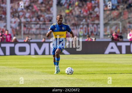 Cordoba, Argentina. 21st Apr, 2024. Luis Advincula of Boca Juniors drives the ball during a quarter final match of Copa de la Liga Profesional 2024 between River Plate and Boca Juniors at Mario Alberto Kempes Stadium on April 21, 2024 in Cordoba, Argentina. (Photo by Manuel Cortina/SOPA Images/Sipa USA) Credit: Sipa USA/Alamy Live News Stock Photo