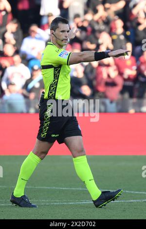 Salerno, Italy. 21st Apr, 2024. Matteo Marchetti the referee gestures during the Serie A match between US Salernitana 1919 vs ACF Fiorentina at Arechi Stadium on April 21, 2024 in Salerno, italy Final score 0-2 (Photo by Agostino Gemito/Pacific Press) Credit: Pacific Press Media Production Corp./Alamy Live News Stock Photo