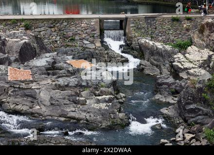 (240422) -- YUYAO, April 22, 2024 (Xinhua) -- A local resident airs ...