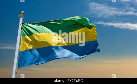 Die Fahne von Gabun, flattert im Wind, isoliert, gegen den blauen Himmel Stock Photo