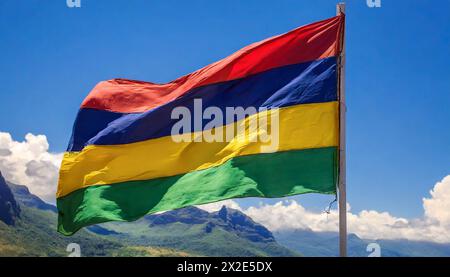 Die Fahne von Mauritius, flattert im Wind, isoliert, gegen den blauen Himmel Stock Photo