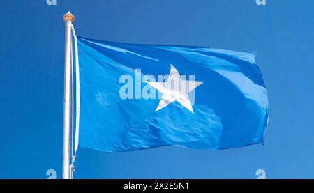 Die Fahne von Somalia, flattert im Wind, isoliert, gegen den blauen Himmel Stock Photo