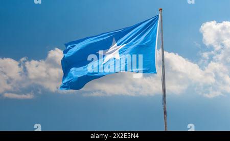 Die Fahne von Somalia, flattert im Wind, isoliert, gegen den blauen Himmel Stock Photo