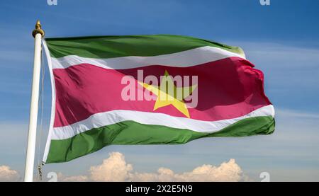 Die Fahne von Suriname, flattert im Wind, isoliert, gegen den blauen Himmel Stock Photo