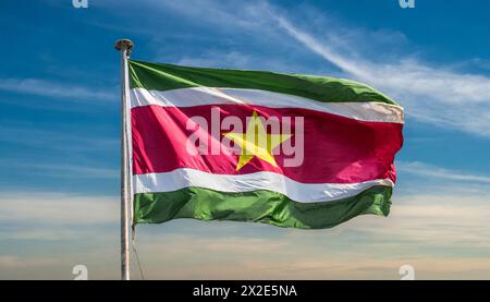 Die Fahne von Suriname, flattert im Wind, isoliert, gegen den blauen Himmel Stock Photo