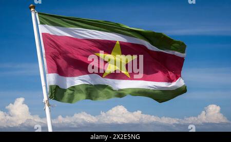 Die Fahne von Suriname, flattert im Wind, isoliert, gegen den blauen Himmel Stock Photo