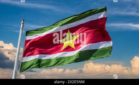 Die Fahne von Suriname, flattert im Wind, isoliert, gegen den blauen Himmel Stock Photo