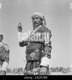 CECIL BEATON PHOTOGRAPHS: GENERAL - Travels in the Middle East 1942: A spectacularly robed and turbaned Iraqi Levi with his dagger raised in his right hand Stock Photo