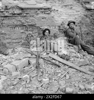 THE BRITISH ARMY IN NORTH-WEST EUROPE 1944-1945 - Two soldiers of the 3rd Monmouthshire Regiment resting after a period in the front line, 2 March 1945 Stock Photo