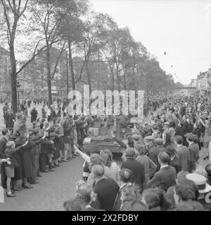 THE BRITISH ARMY IN NORTH-WEST EUROPE 1944-45 - Scenes of jubilation as British troops liberate Brussels, 4 September 1944. A carrier crewed by Free Belgian troops is welcomed by cheering civilians British Army Stock Photo