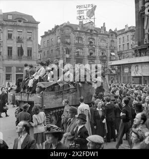 THE BRITISH ARMY IN NORTH-WEST EUROPE 1944-45 - Scenes of jubilation as British troops liberate Brussels, 4 September 1944. Civilians ride on a Sexton self-propelled gun British Army Stock Photo