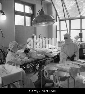 A PICTURE OF A SOUTHERN TOWN: LIFE IN WARTIME READING, BERKSHIRE, ENGLAND, UK, 1945 - A scene in the Operating Theatre at Battle Hospital, Reading Stock Photo