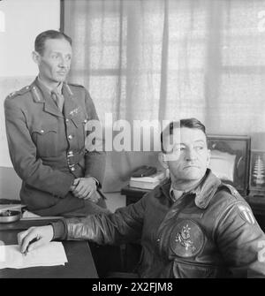 CECIL BEATON PHOTOGRAPHS: POLITICAL AND MILITARY PERSONALITIES - Military Personalities: Major General Claire Chennault, Commander of the 'Flying Tigers', with Major General Gordon Grimsdale, Commander of the British Military Mission to China Chennault, Claire Lee, Grimsdale, Gordon Edward Stock Photo