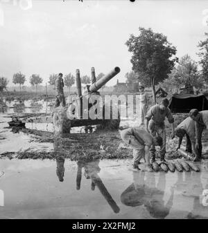 The British Army in Italy 1943 A Sherman tank of 4th County of London ...