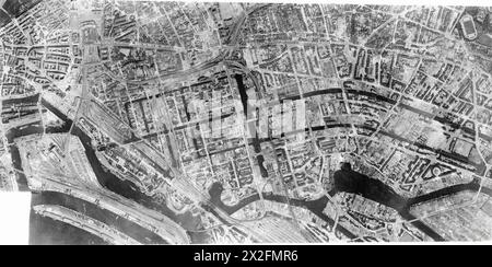 ROYAL AIR FORCE: OPERATIONS BY THE PHOTOGRAPHIC RECONNAISSANCE UNITS, 1939-1945. - Mosaic of photographic-reconnaissance photographs of Hamburg, Germany after major raids by aircraft of Bomber Command on the nights of 27/28 July and 29/30 July 1943. Severe damage to buildings from St Georg district through Hammerbrook and Borgfelde to Hamm districts Royal Air Force, Flying Training School, 16 (Polish), Hucknall Stock Photo