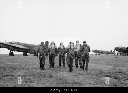 ROYAL AIR FORCE BOMBER COMMAND, 1942-1945. - The crew of an Avro Lancaster B Mark I of No. 61 Squadron RAF walk towards their aircraft at Syerston, Nottinghamshire, before taking off for a raid on Hamburg, Germany Royal Air Force, Royal Air Force Regiment, Sqdn, 61 Stock Photo