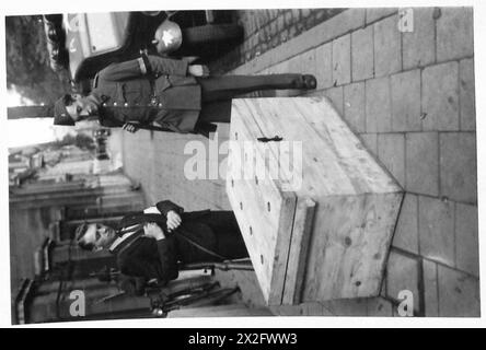 GERMAN ATROCITIES AND TORTURE AGAINST THE BELGIAN PEOPLE. - Men of the Brigade Blanche examining the box British Army, 21st Army Group Stock Photo