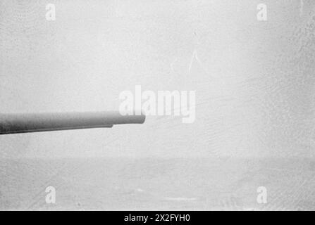 WITH A DESTROYER FLOTILLA AT SEA. AUGUST 1940, ON BOARD SHIPS OF THE FLOTILLA. - 4.7' guns trained on the beam and ready for action Stock Photo