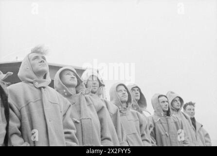 WITH A DESTROYER FLOTILLA AT SEA. AUGUST 1940, ON BOARD SHIPS OF THE FLOTILLA. - Sailors on board HMS JUPITER scanning the sky during an air raid warning. They are wearing duffle coats and hoods Stock Photo