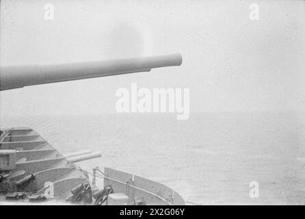 WITH A DESTROYER FLOTILLA AT SEA. AUGUST 1940, ON BOARD SHIPS OF THE FLOTILLA. - 4.7' guns trained on the beam and ready for action Stock Photo