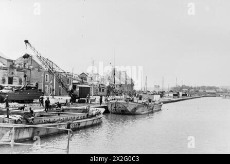 LIBERATION OF EUROPE: NORMANDY BEACHHEAD. ON AND AFTER 6 JUNE 1944, IN THE COURSEULLES AREA. - Barges unloading in Courseulles harbour Stock Photo