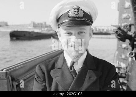 SUBMARINES AND SUBMARINE OFFICERS. 26 AND 27 JANUARY, MALTA SUBMARINE BASE. - Lieut C H Hammer, RN, Navigator, P45 Stock Photo