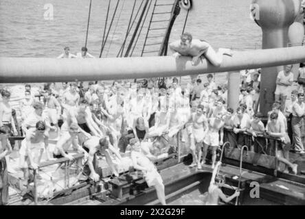 ON BOARD TROOP TRANSPORTS AT SEA. AUGUST 1941, ON AN AFRICAN TROOP CONVOY. - The swimming pool aboard a transport Stock Photo