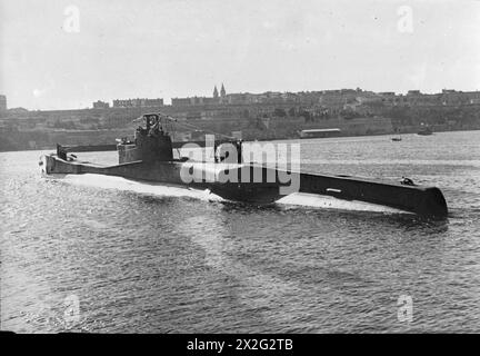 SUBMARINES AND SUBMARINE OFFICERS. 4 FEBRUARY 1943, MALTA. - HMS TROOPER leaving harbour on patrol Stock Photo