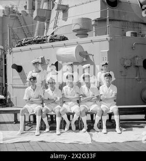 MEN OF THE HMS SUFFOLK, A CRUISER SERVING WITH ADMIRAL JAMES SOMERVILLE'S EASTERN FLEET. 12 DECEMBER 1943, TRINCOMALEE. THE MEN ARE DIVIDED INTO GROUPS BY TOWN AND/OR DISTRICT. - Aberdeen group. Front row, left to right: Shpt Miller, Aberdeen; PO Howe, Bucksburn; Shpt Logue, Peterhead; Shpt Colley; Shpt Daft, Torrey. Second row, left to right; Stoker McRobb, Aberdeen; L/Stoker McGillivray, Elgin; AB Buchan, Aberdeen; Stoker Fraser, Aberdeen; AB B Smith, Aberdeen Stock Photo