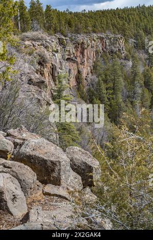 Red rock cliffs at the Oak Creek Canyon Vista south of Flagstaff, Arizona Stock Photo