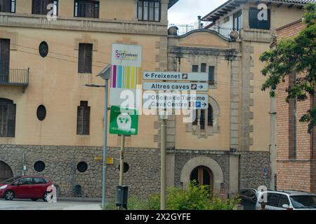 The Freixenet group, to which some wineries like Segura Viudas or Freixenet itself belong, presents a collective redundancy procedure affecting 613 workers. The company, majority-owned by Henkell & Co, becoming the leading group in sparkling wines, has emphasized that this procedure is due to the drought affecting Catalonia. El grupo Freixenet, al cual pertenecen algunas bodegas como Segura Viudas o la misma Freixenet, presenta un expediente de regulación de empleo que afecta a 613 trabajadores. La empresa, mayoritariamente propiedad de Henkell & Co, convirtiéndose en el grupo líder en vinos Stock Photo