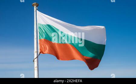 Die Fahne von Bulgarien flattert im Wind, isoliert gegen blauer Himmel Stock Photo