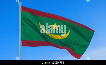 Die Fahne von Mauretanien, Mauritanien, flattert im Wind, isoliert gegen blauer Himmel Stock Photo