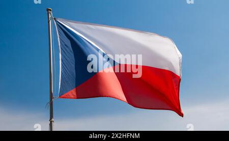 Die Fahne von Tschechei, Tschechien, Tschechische Republik, flattert im Wind, isoliert gegen blauer Himmel Stock Photo