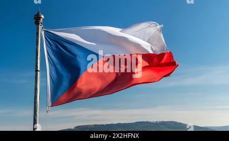 Die Fahne von Tschechei, Tschechien, Tschechische Republik, flattert im Wind, isoliert gegen blauer Himmel Stock Photo